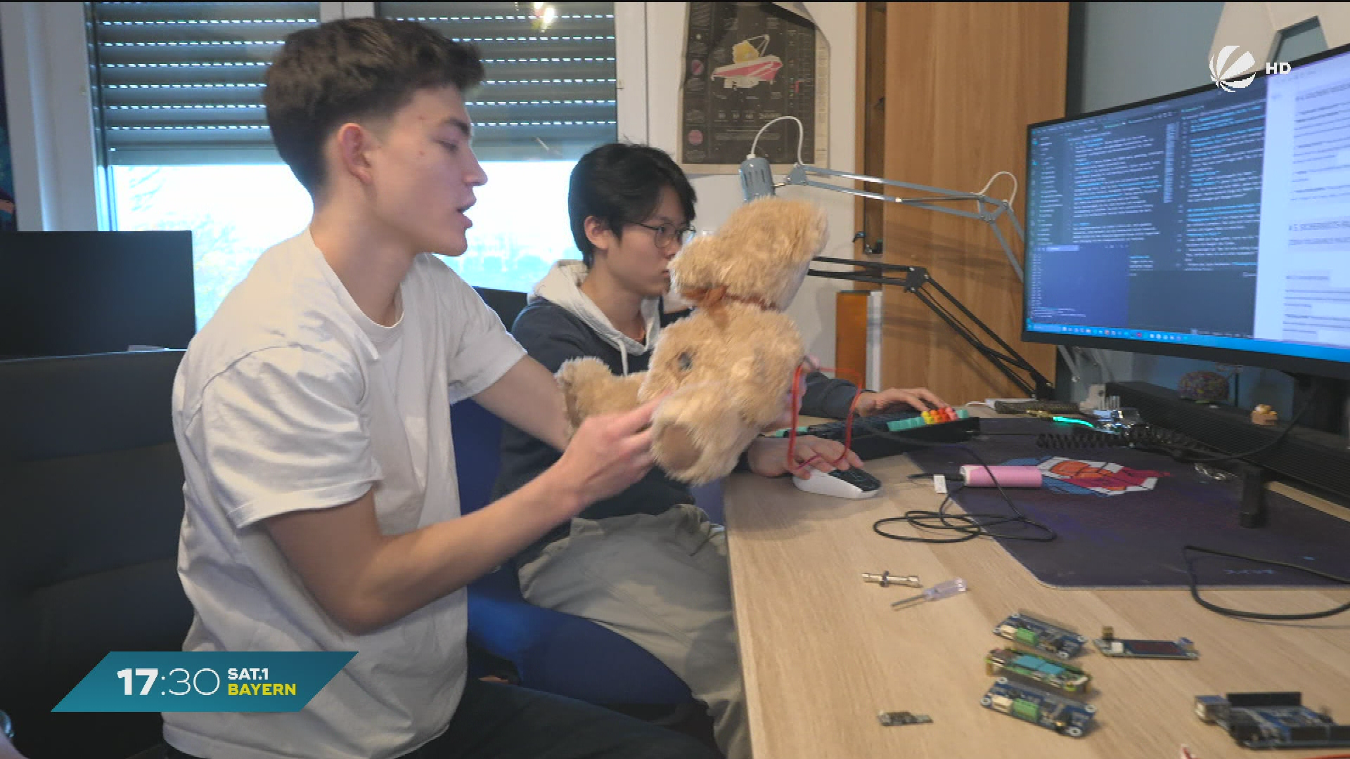 Video: KI-Kuscheltier: Bayerische Schüler entwickeln sprechenden Lern-Teddy „Pally“