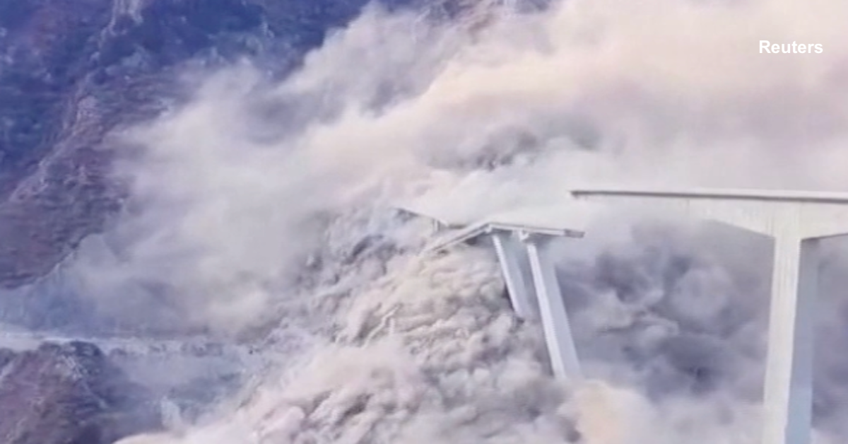 Spektakuläre Aufnahmen: Chinas Megabrücke stürzt ein