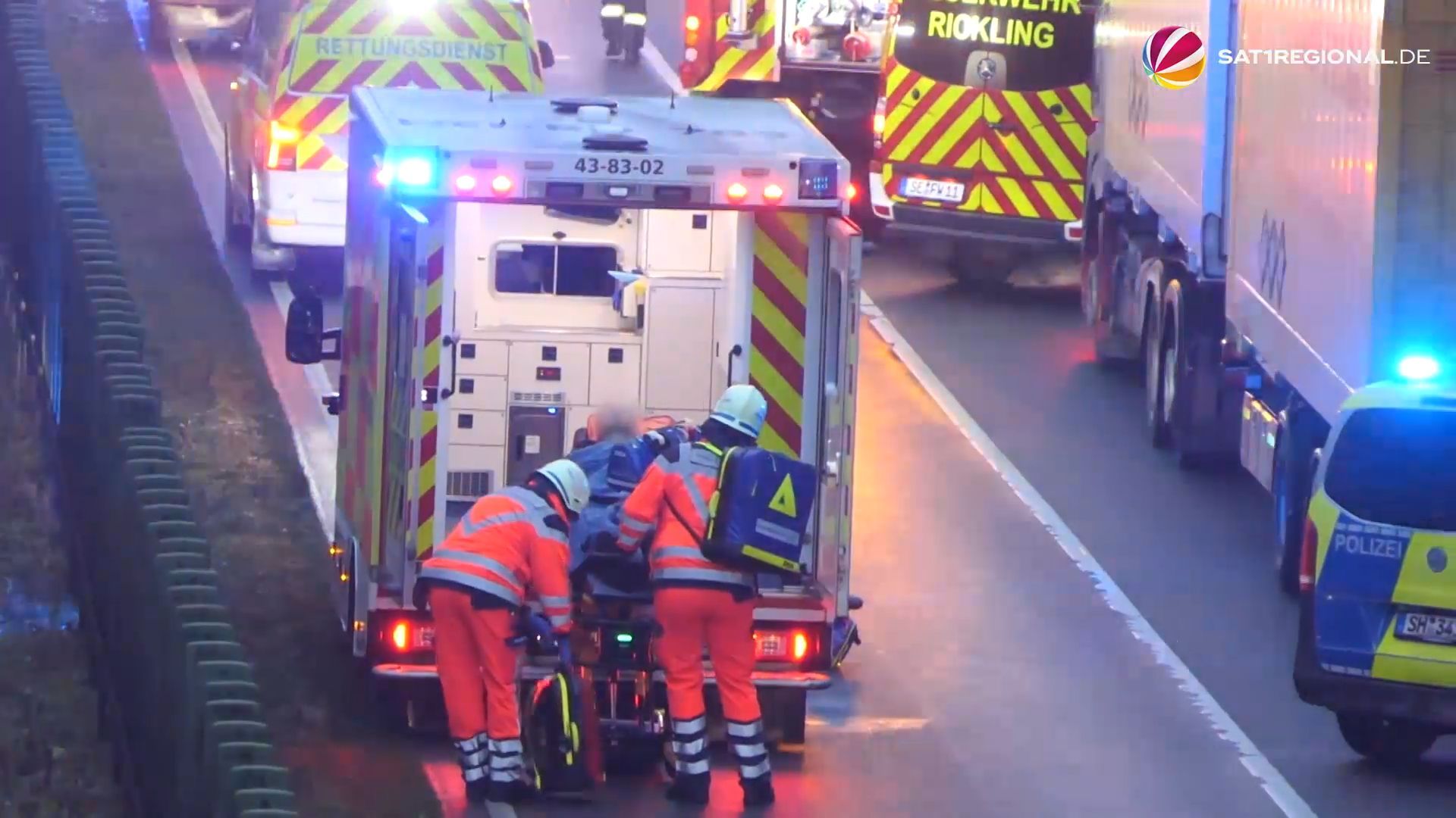 Video: Fünf Menschen bei schwerem Unfall auf B205 bei Neumünster verletzt