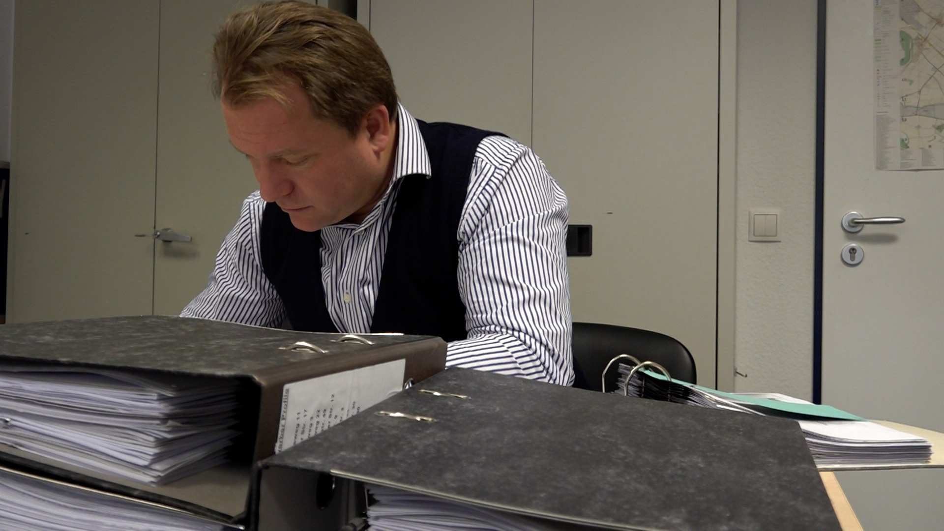 Video: Bürgermeister lehnt Bezahlkarte für Flüchtlinge ab