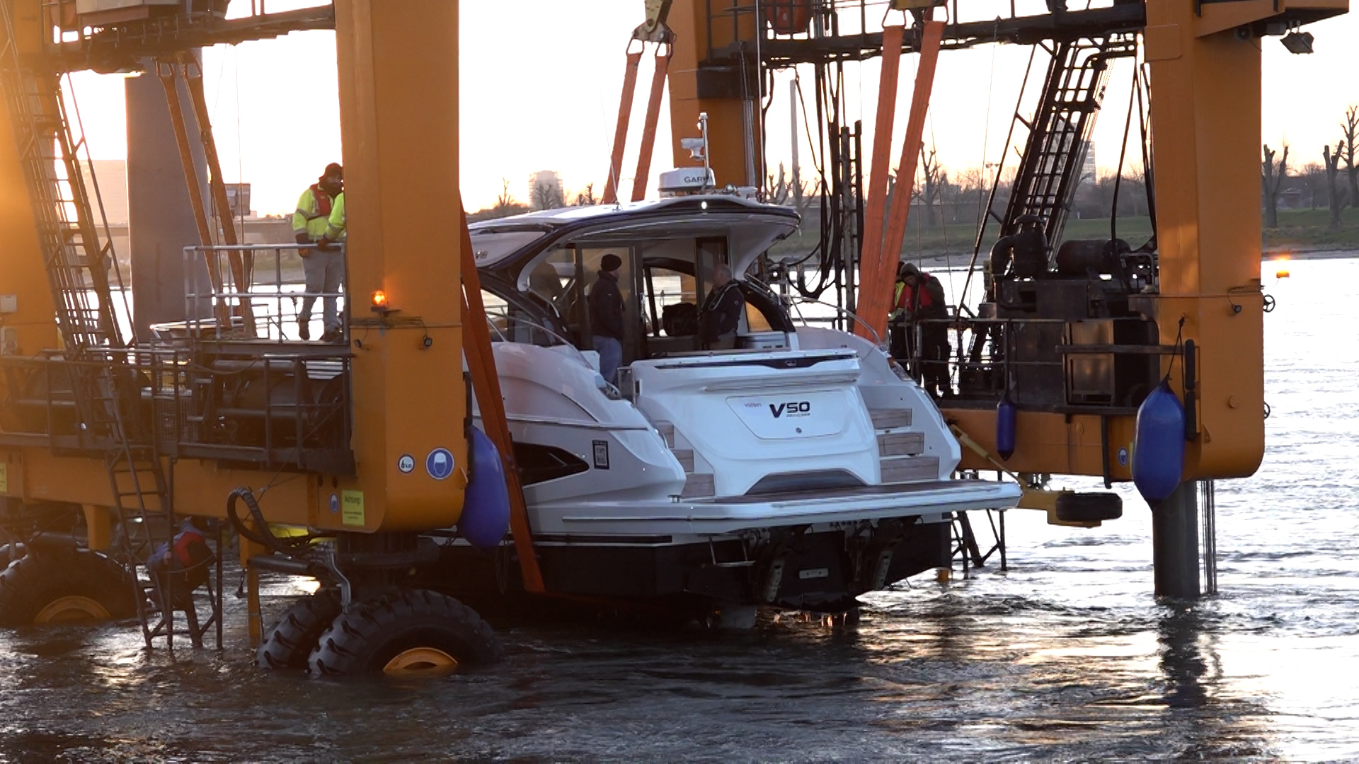 Video: Luxusjacht erreicht Düsseldorfer Messe