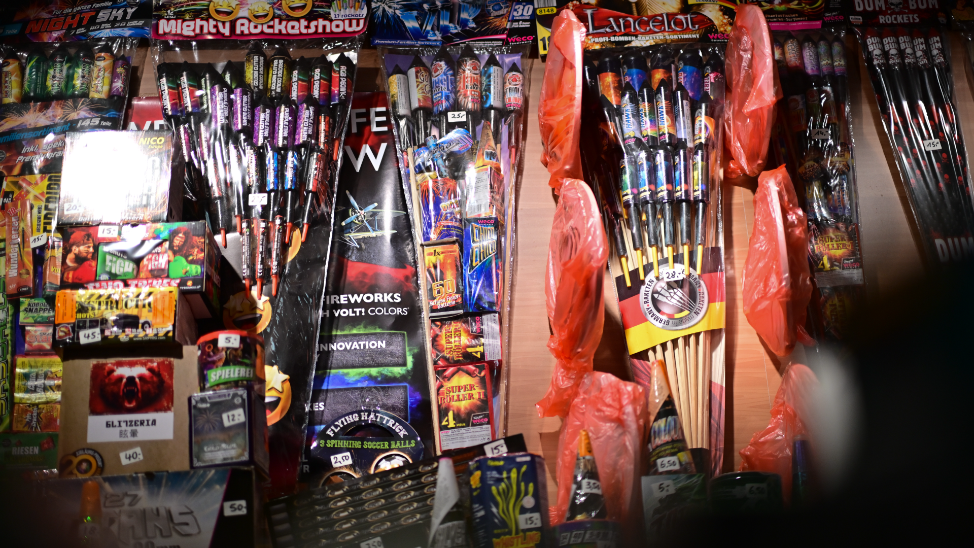 Video: Böller und Raketen wieder im Verkauf