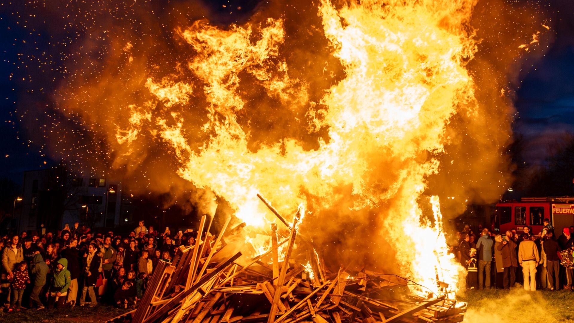 Video: Osterbräuche: Von Hasen und Feuern