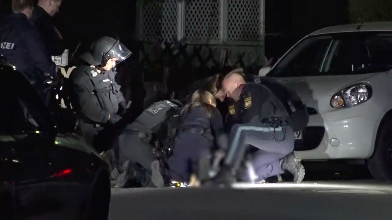 Video: Polizistin mit Messer verletzt: Ermittlungen wegen versuchten Tötungsdelikts