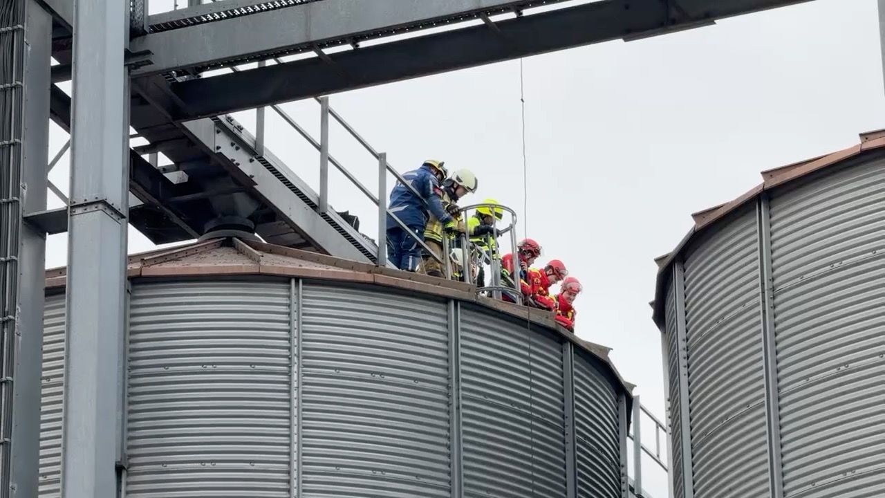 Video: Großeinsatz in Wiesentheid: Mann stürzt in Getreidesilo und stirbt