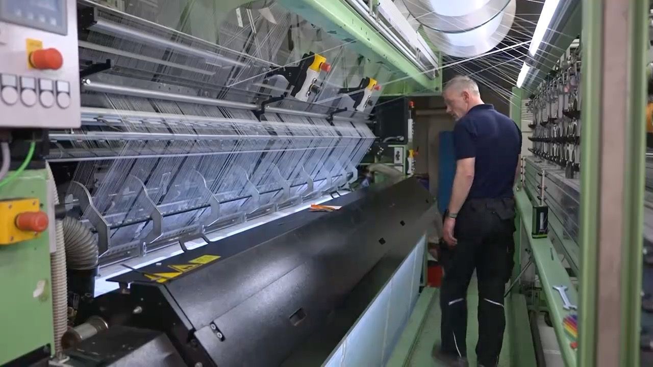 Video: Innovation aus Hof: Heiztextil statt Gardinen