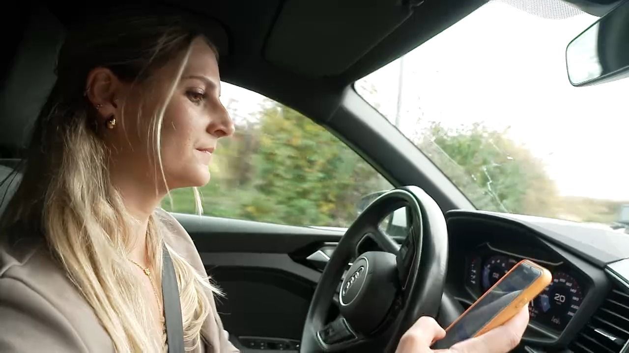 Video: Handy am Steuer: Auto überschlägt sich bei Egling mit drei Kindern