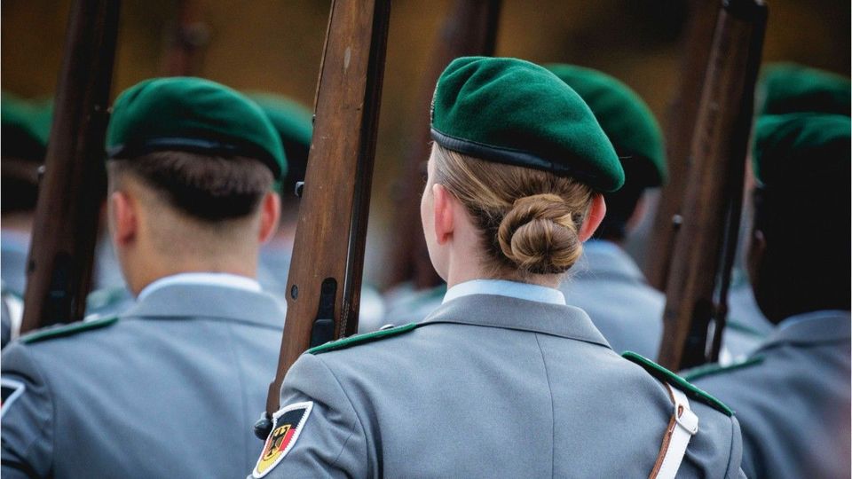 Linke gegen Wehrpflicht auch für Frauen
