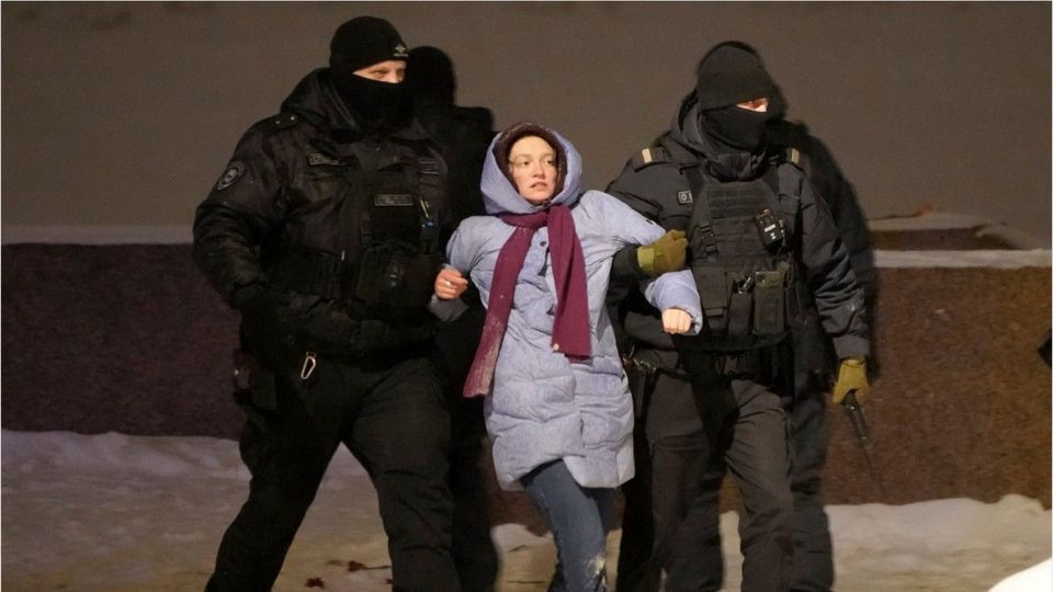 Über 100 Festnahmen bei Nawalny-Gedenken in Russland