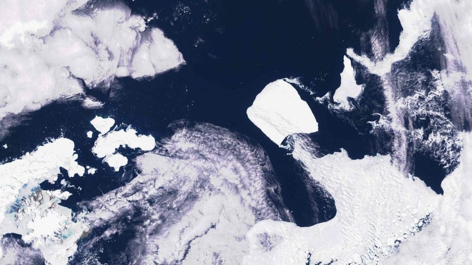 Aufnahmen zeigen: Größter Eisberg der Welt zebricht im Antarktischen Ozean