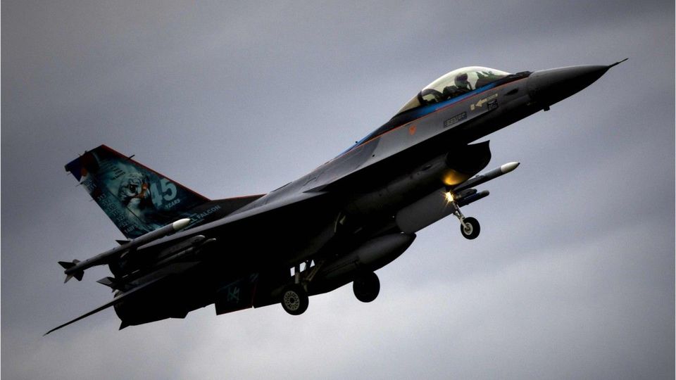 Duell am Himmel: Ukrainische F-16 schießt russischen Jagdbomber ab