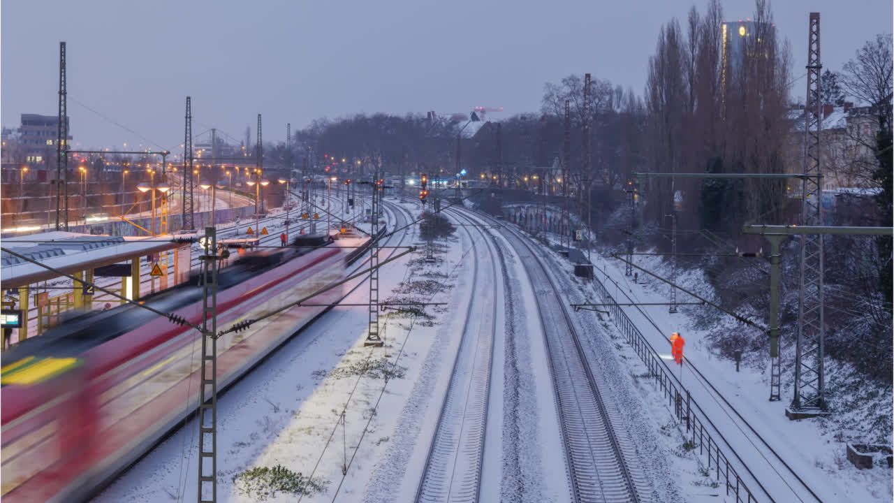 Video: Eingeschneite und vereiste Weichen behindern Bahnverkehr