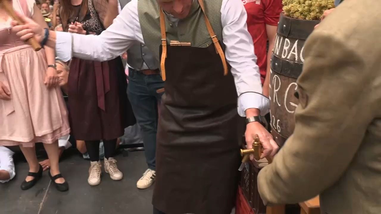 Video: Bergkirchweih in Erlangen eröffnet: OB Volleth meistert Anzapf-Premiere