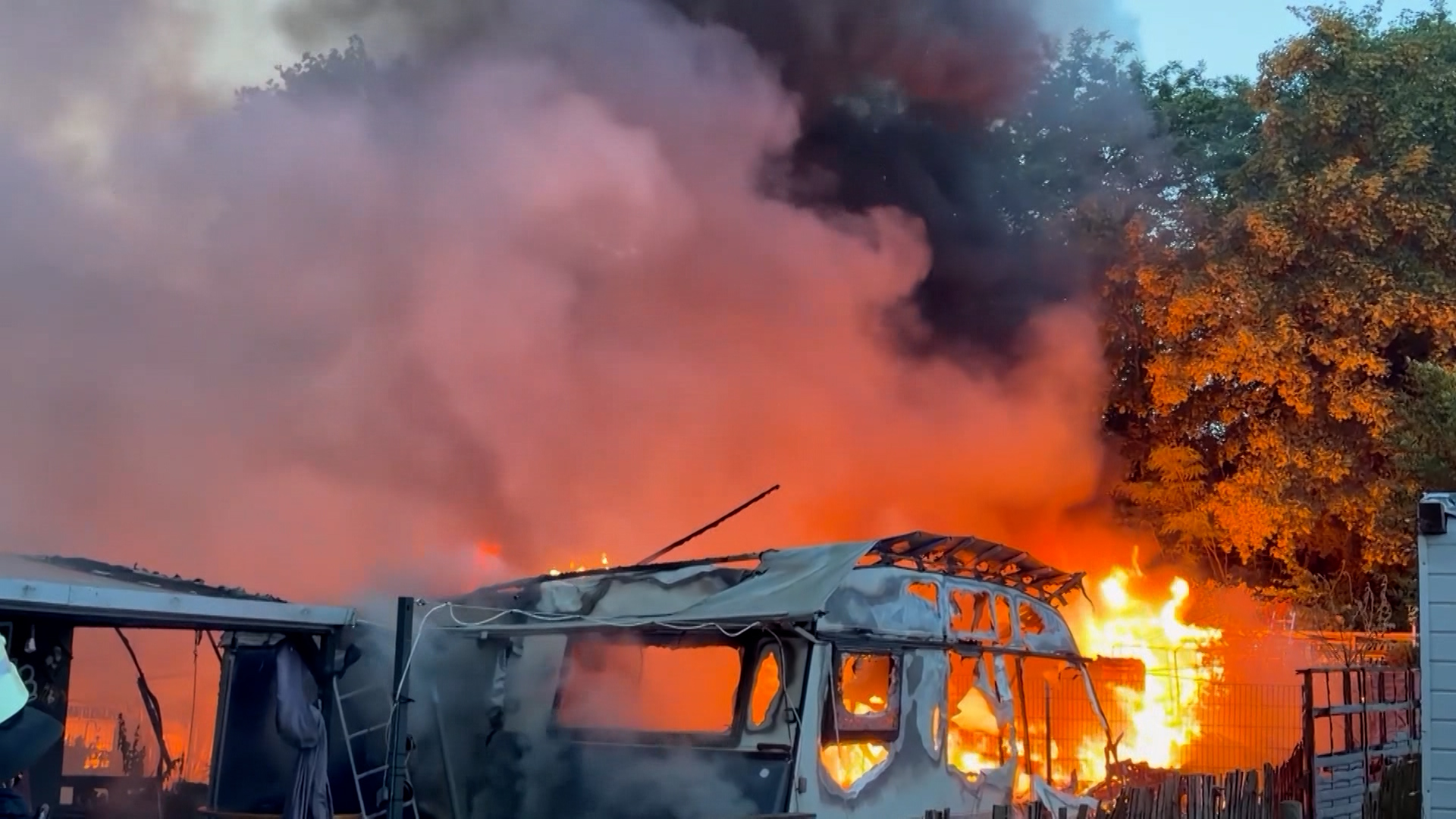 Video: Brand wütet auf Campingplatz: Camper verlieren teilweise alles