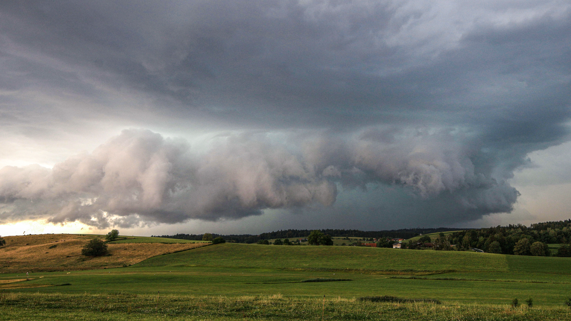 Storm sweeps over Lake Constance region
