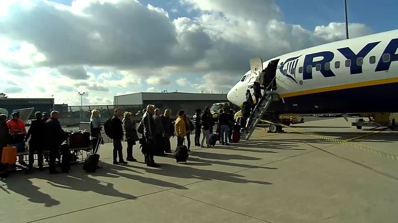 Video: Scheibe auf Flug nach Memmingen zerbricht: Mann aus Fenster gezogen
