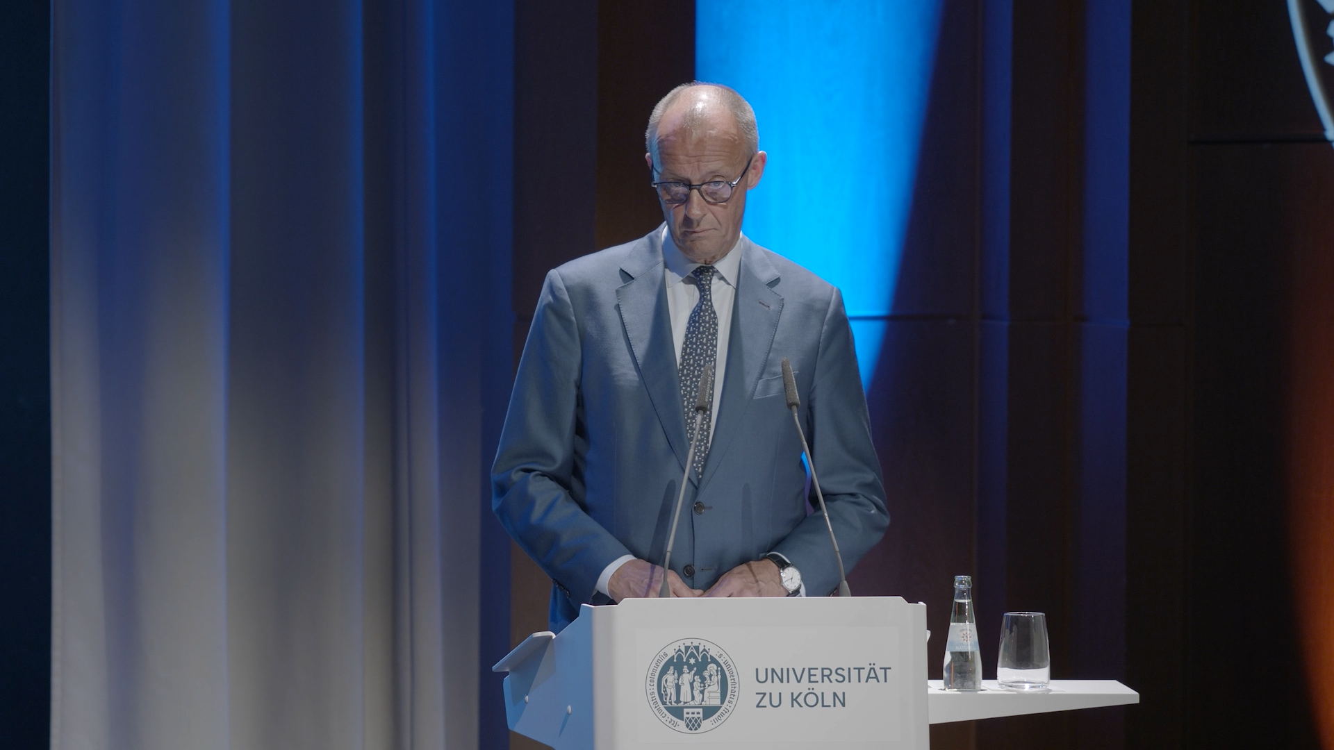 Video: Adenauer School of Government startet mit Kanzler und Protesten