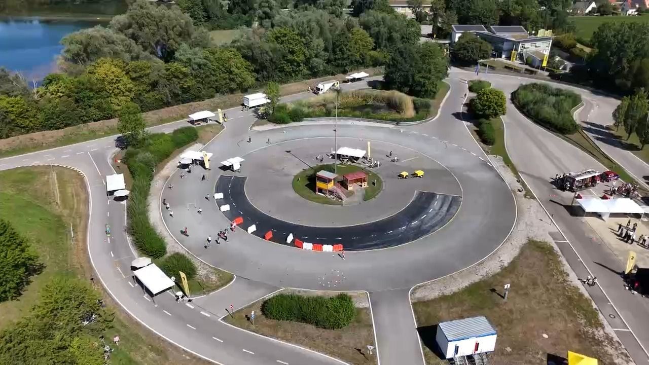 Video: Sicher unterwegs: ADAC trainiert Kinder für den Straßenverkehr