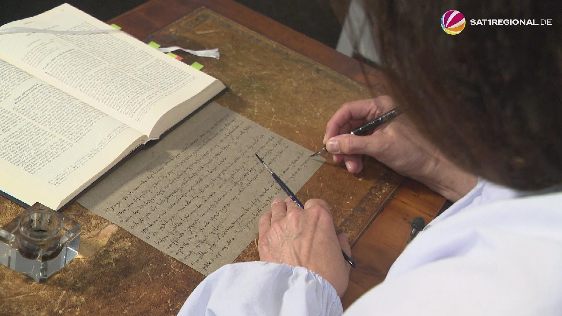 Video: Bremerin schreibt seit 10 Jahren Bibel ab