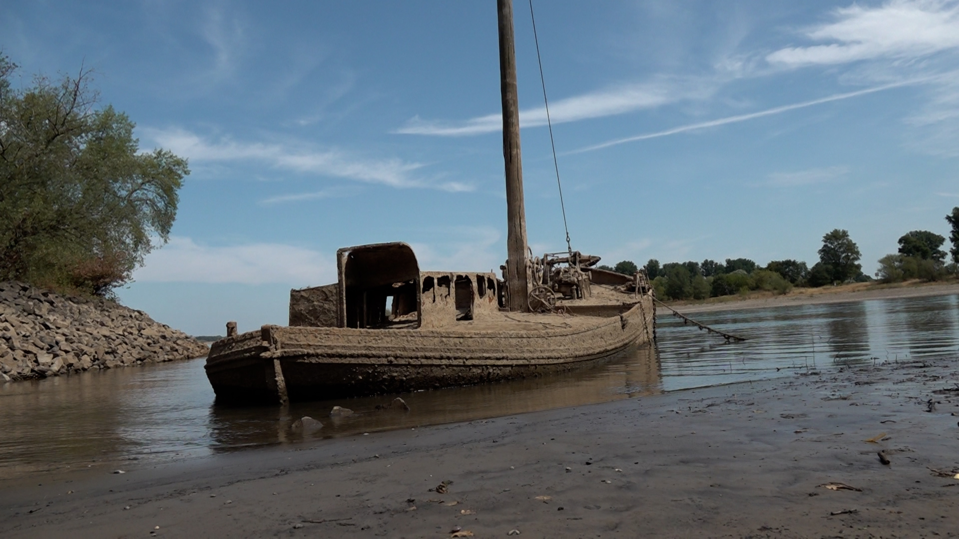 Video: Niedrigwasser im Rhein legt versunkene Relikte frei