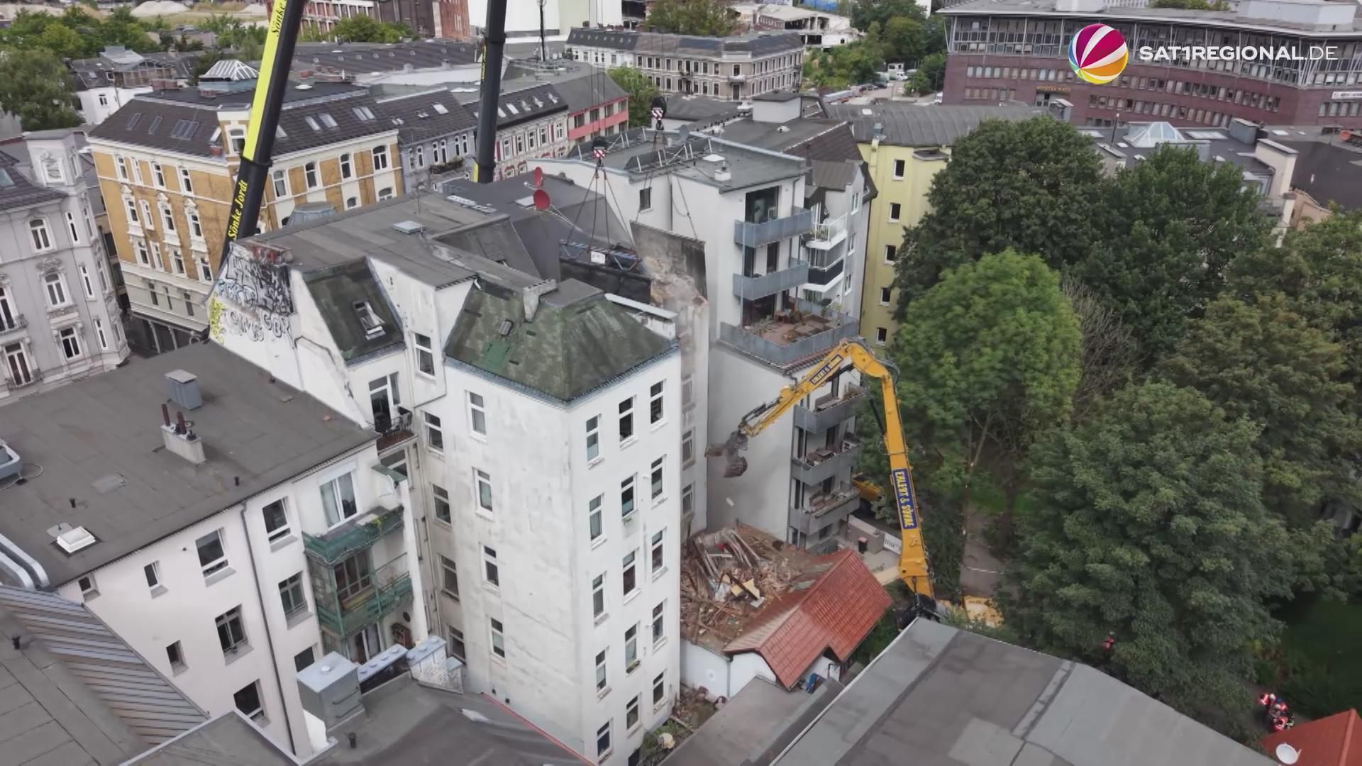 Video: Einsturzgefährdetes Wohnhaus in der Holstenstraße teilweise abgerissen