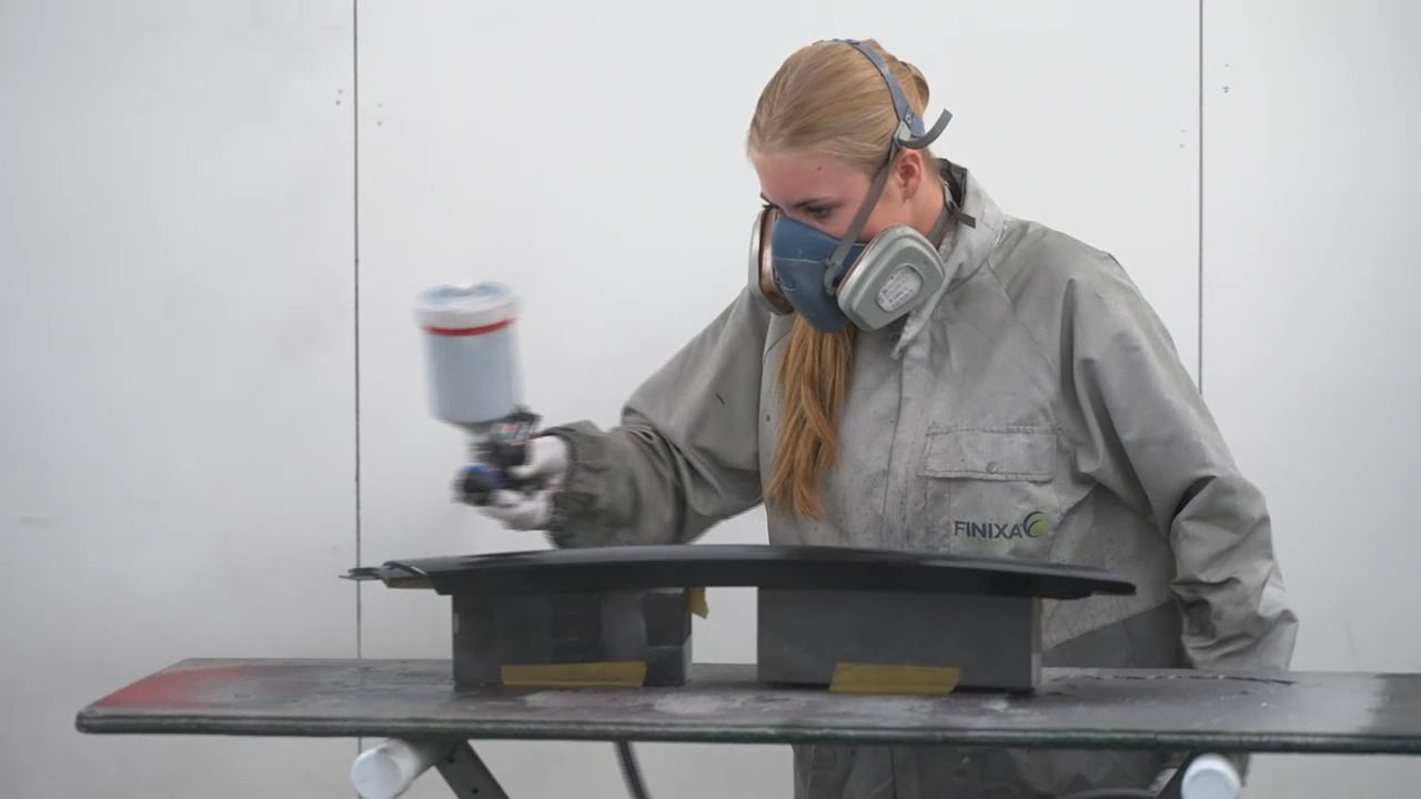 Video: Autos statt Bürojob: Junge Frauen erobern Lackiererei
