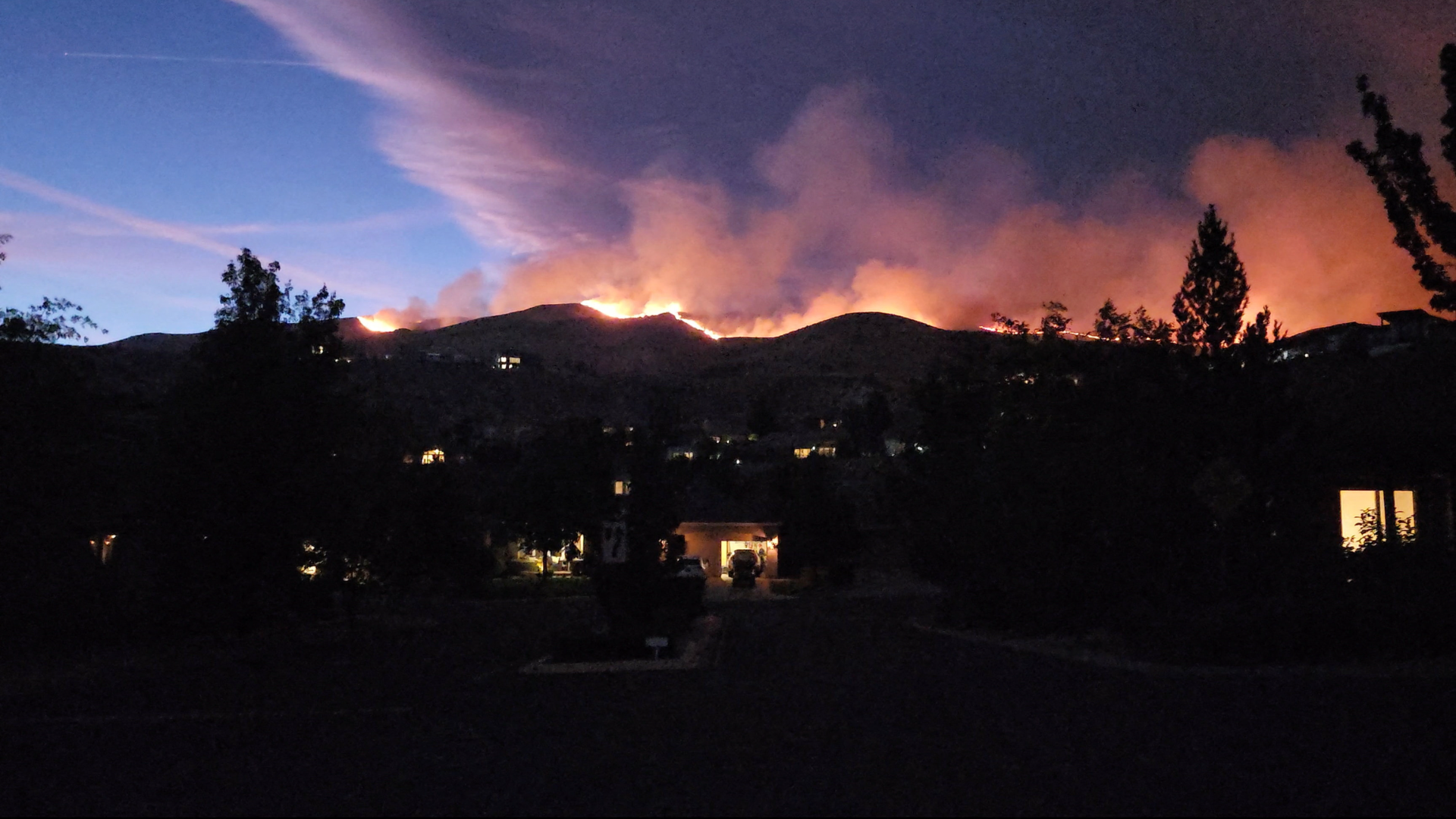Video: Brandstiftung? Großbrand in Nevada