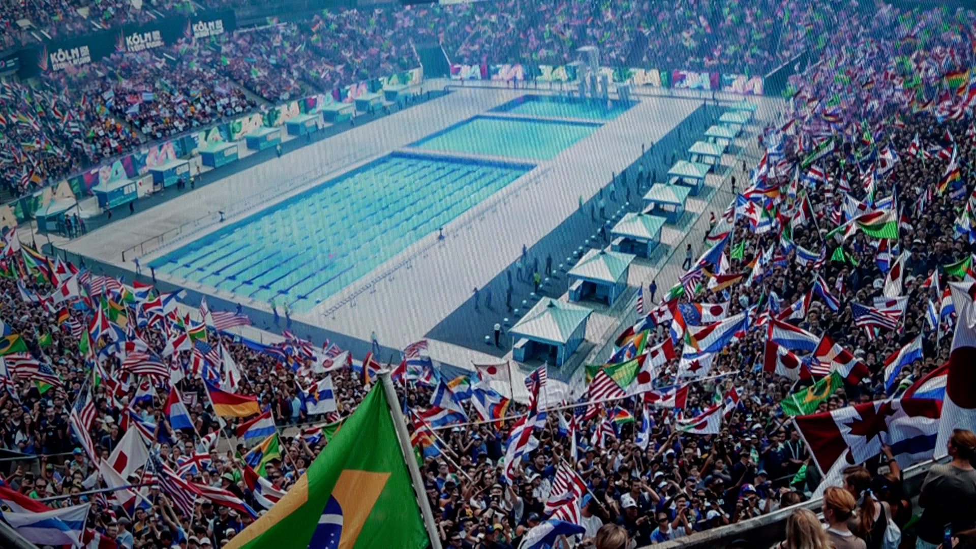 Video: Fußballtempel als Schwimmarena