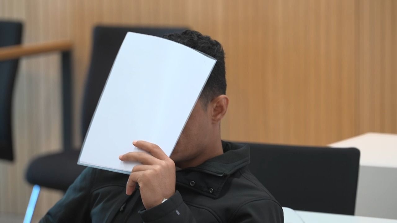 Video: Prozessauftakt in München: Mann soll Ehefrau enthauptet haben