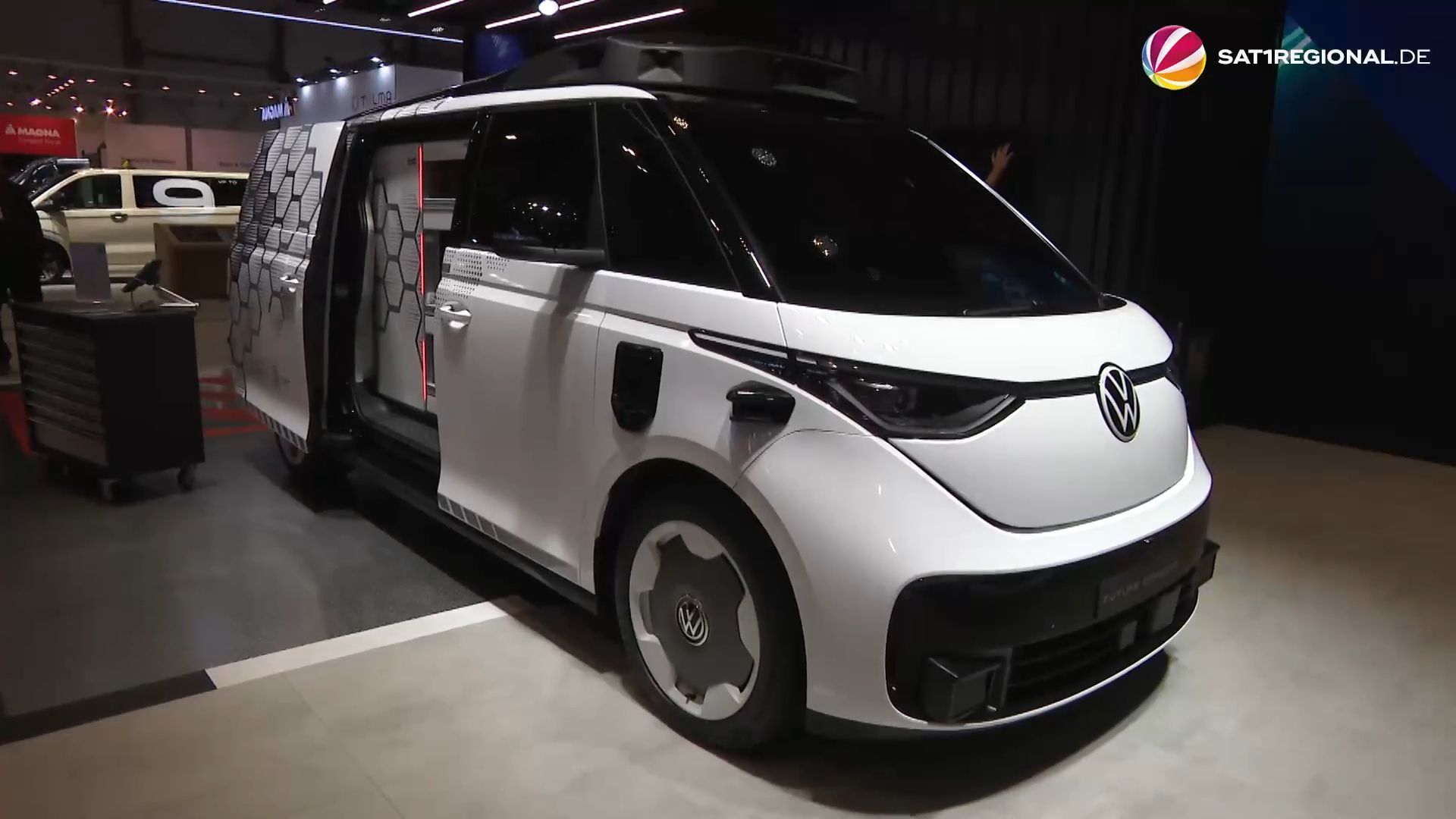 Video: IAA Transportation 2026: SAT.1-Reporter macht Testfahrt mit E-Lkw