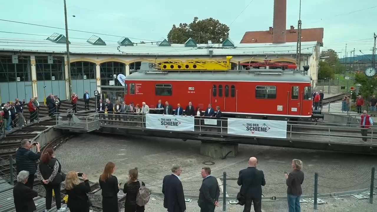 Video: Tag der Schiene in Bayern: Pendler in Dorfen kämpfen mit Zuglücke