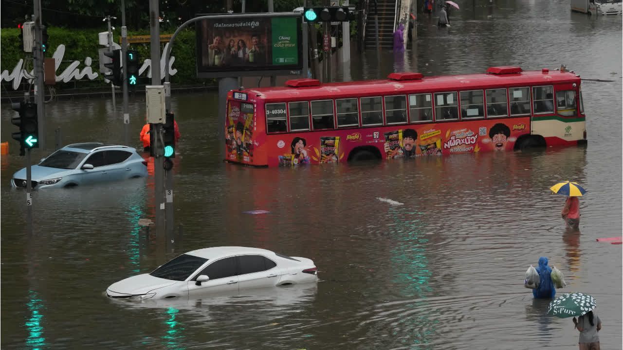 Video: Überschwemmungen: Katastrophenfall in Thailand