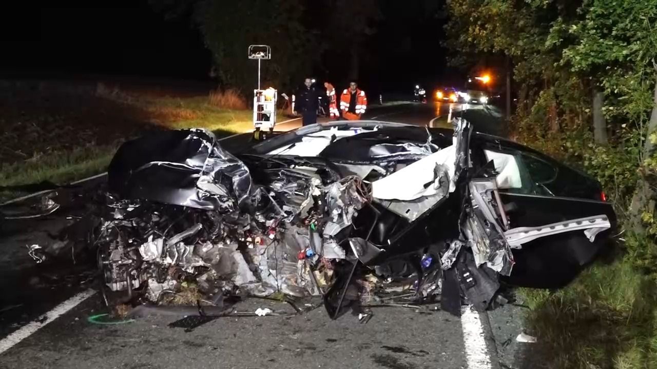 Video: Tödlicher Unfall bei Münchberg: 17-Jähriger stirbt nach Baum-Crash