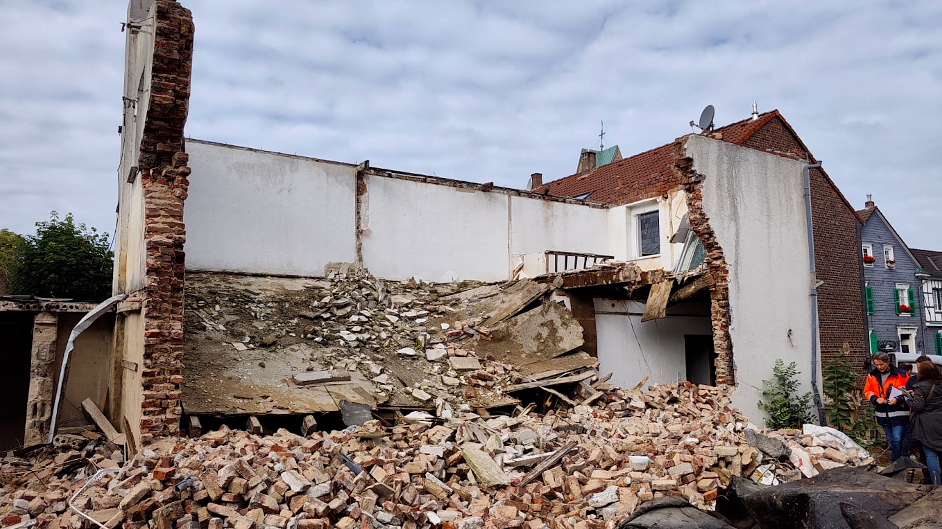 Video: Nach Abriss: Wohnhaus in Solingen einsturzgefährdet