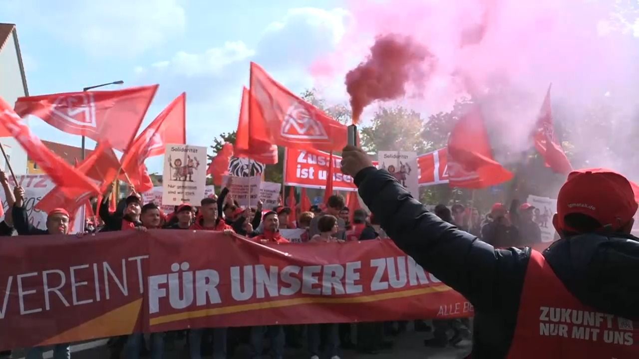Video: Streit um Löhne und Jobs: IG Metall fordert fünf Prozent mehr Lohn