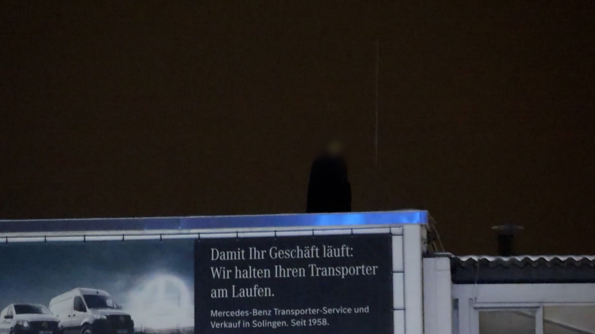 Video: Fahrraddieb flüchtet aufs Autohaus-Dach