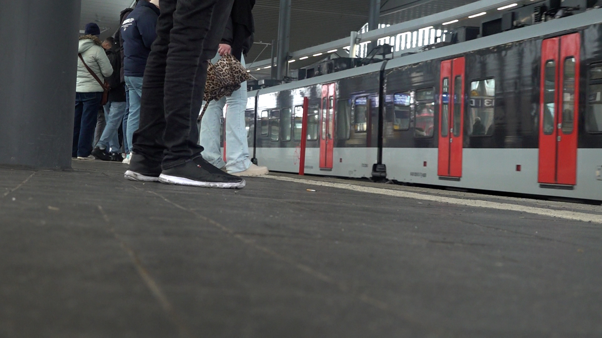 Video: Bahnstrecke zwischen Mülheim und Duisburg gesperrt