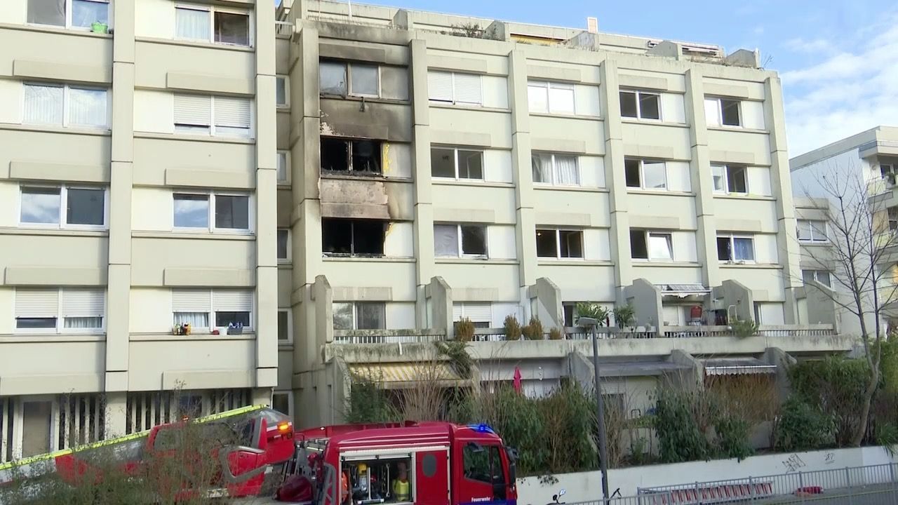 Video: Großbrand in Augsburg: 38 Verletzte bei Feuer in Mehrfamilienhaus