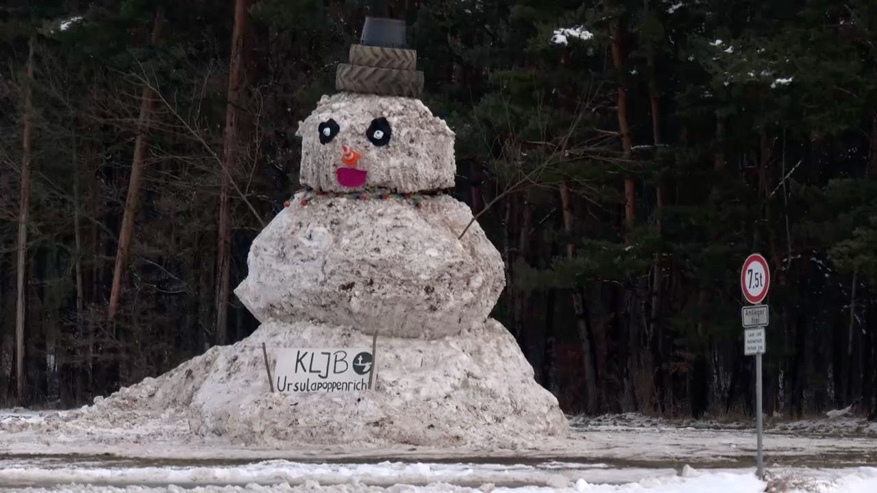 Video: Über neun Meter hoch: Landjugend baut Schneemann “Christian”