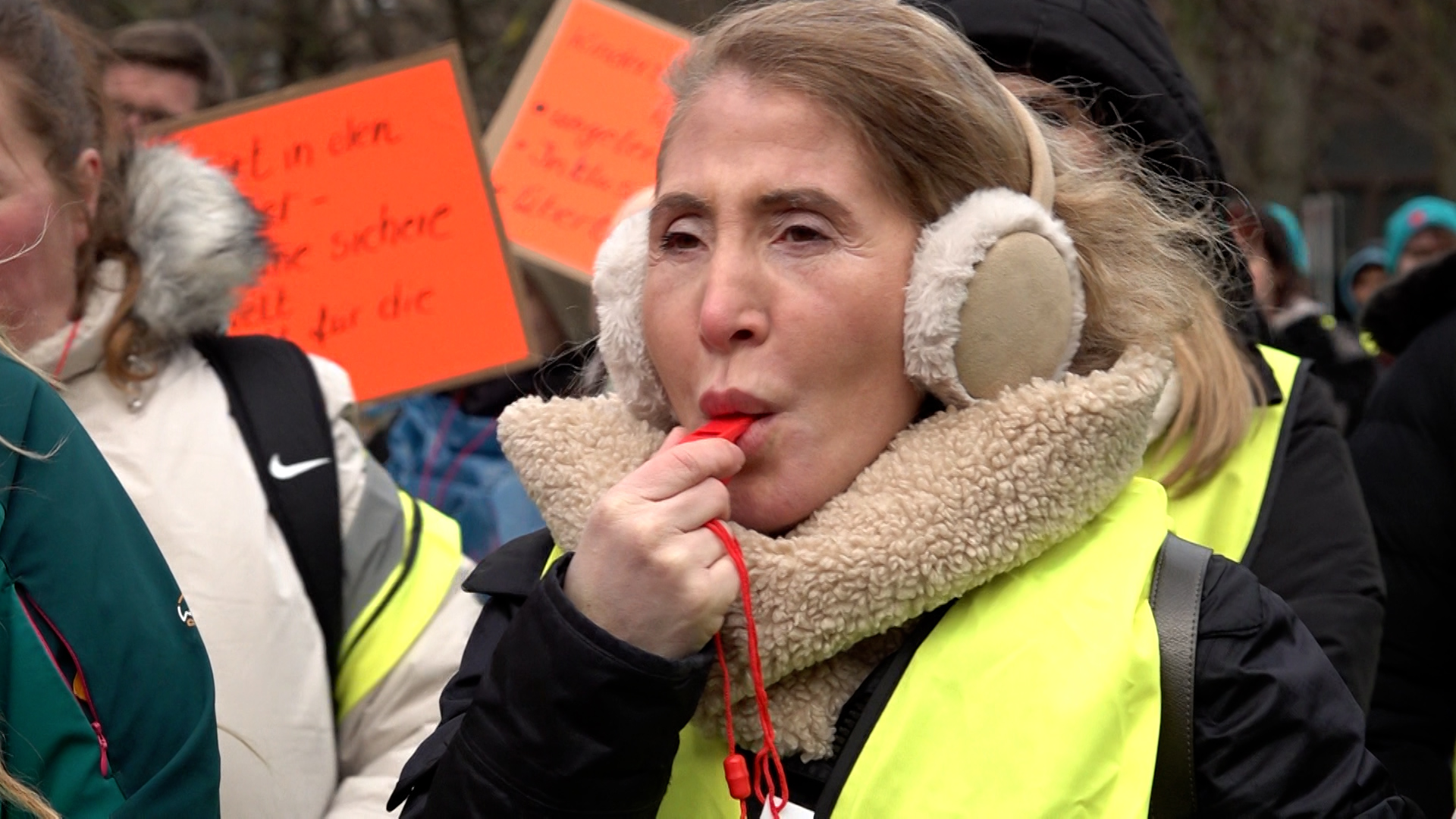 Video: 300 Erzieher protestieren vor NRW-Landtag