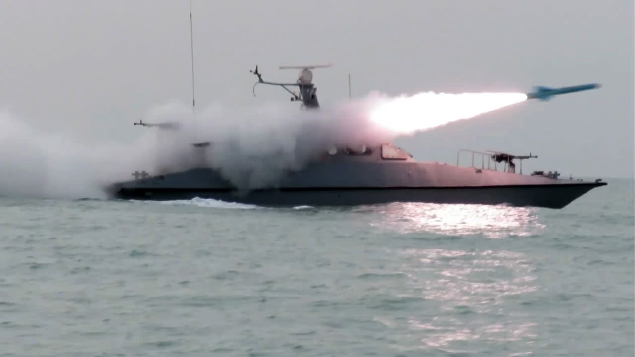 Video: Übung im Persischen Golf: Iran feuert Raketen