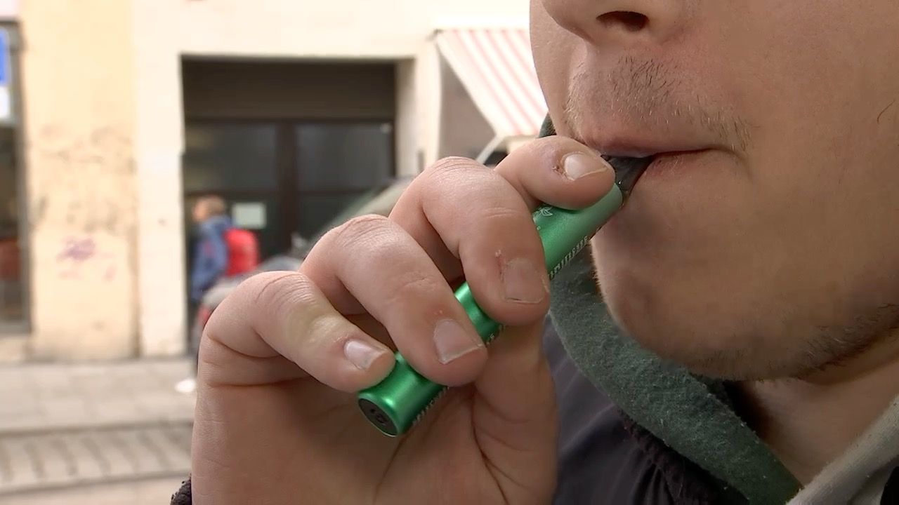 Video: Gefahr durch “Baller” Liquids: 23-Jähriger kollabiert im Bus