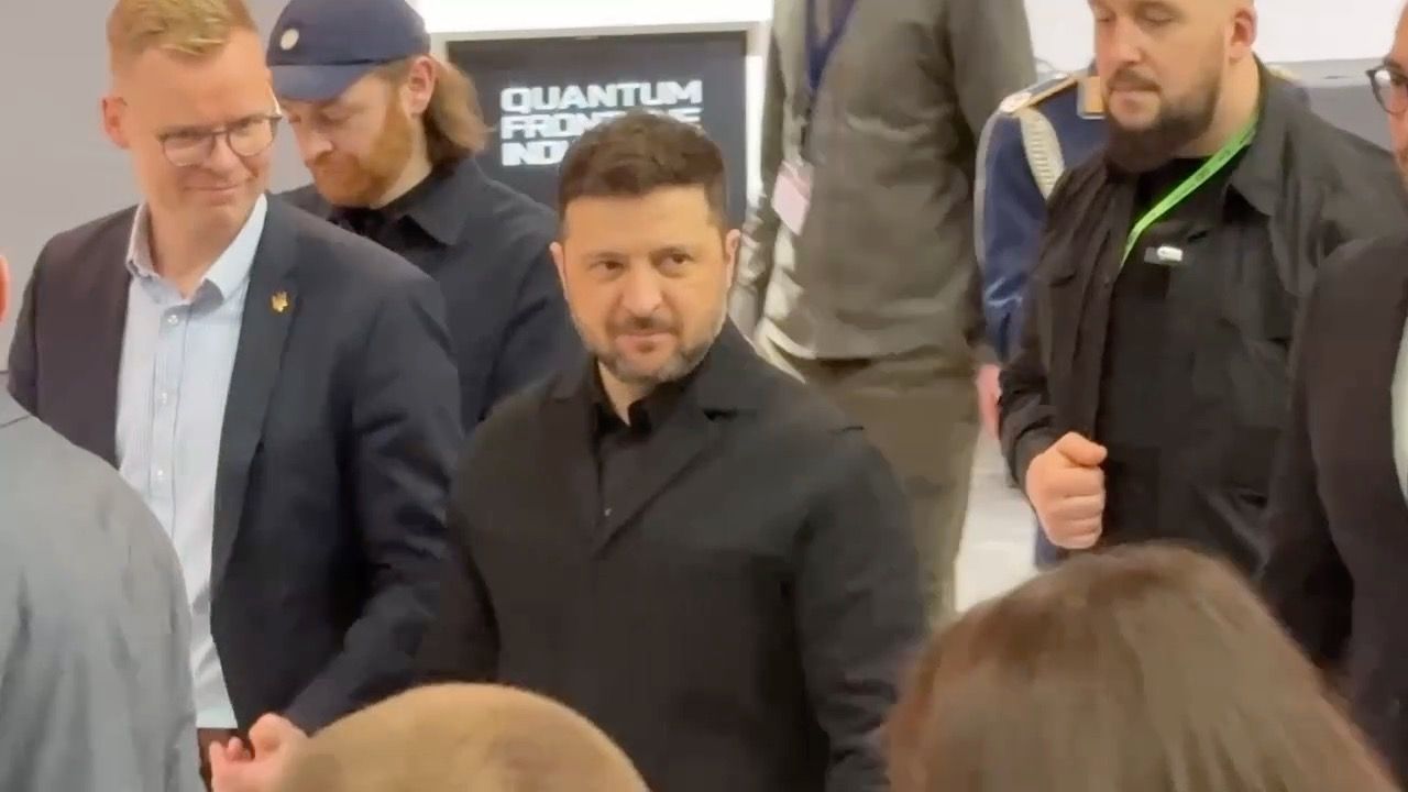 Video: Selenskyj in München: Ukrainischer Präsident besucht Rüstungsunternehmen