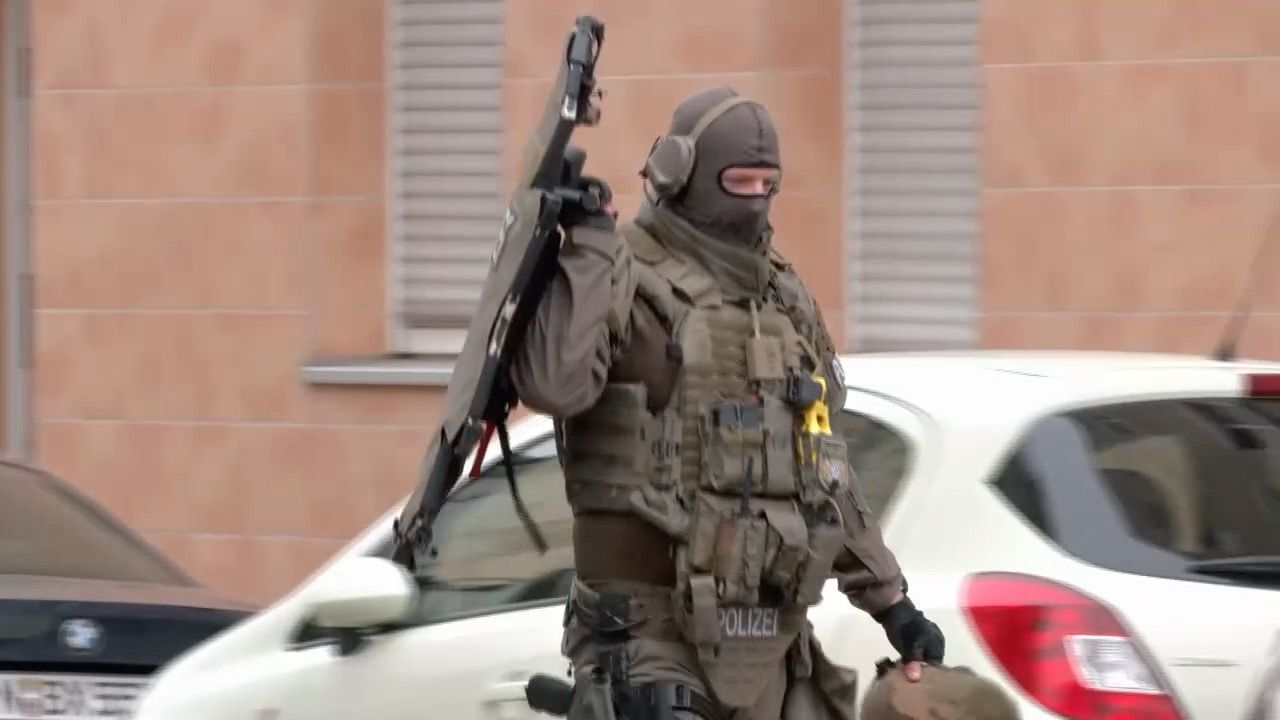 Video: Polizeieinsatz in Nürnberg: SEK nimmt bewaffneten Mann fest