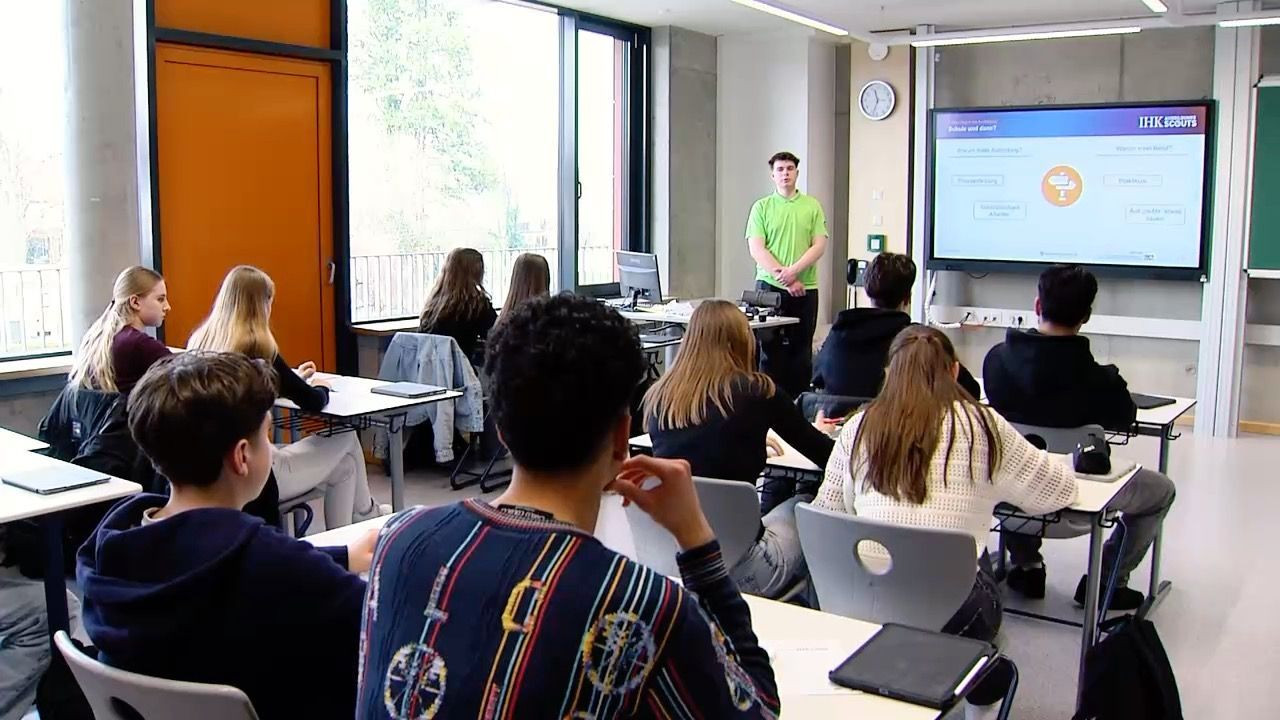 Video: Ausbildung hautnah: Azubi-Scout zeigt Schülern Arbeitsalltag in Neuburg