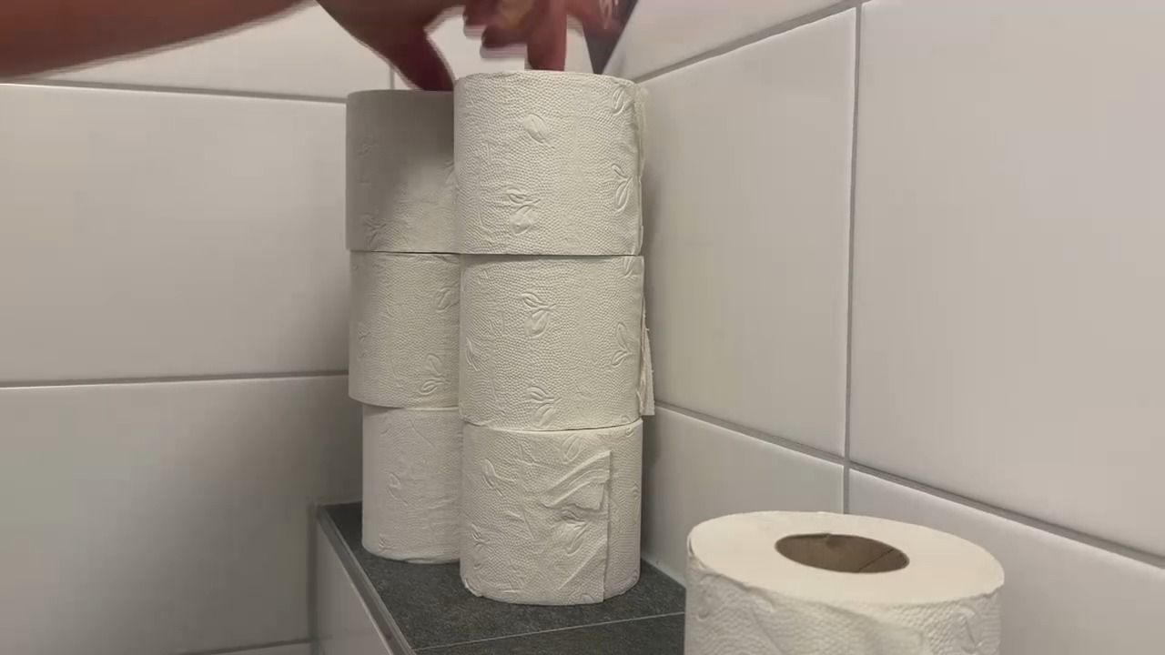 Video: Dreiste Diebstähle im Café: Gäste klauen Besteck und Klopapier