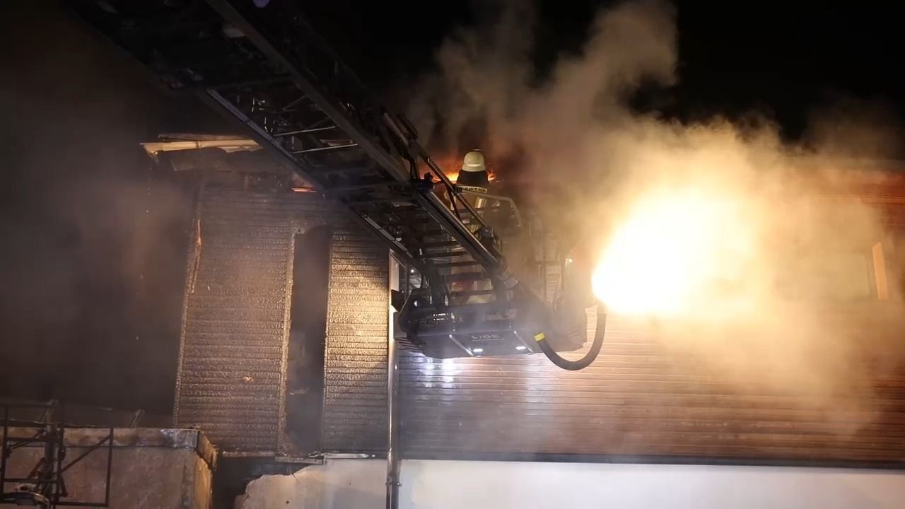 Video: Brand in Mittelfranken: Carport-Feuer greift auf Wohnhaus über