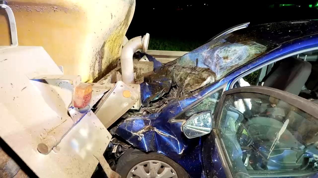 Video: Schwerer Unfall bei Oberhaid: Autofahrerin kracht in Güllefass