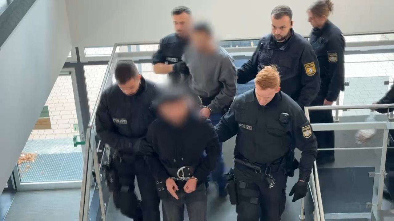Video: Schüsse auf Polizisten: Mutmaßliche Mafia-Mitglieder vor Gericht