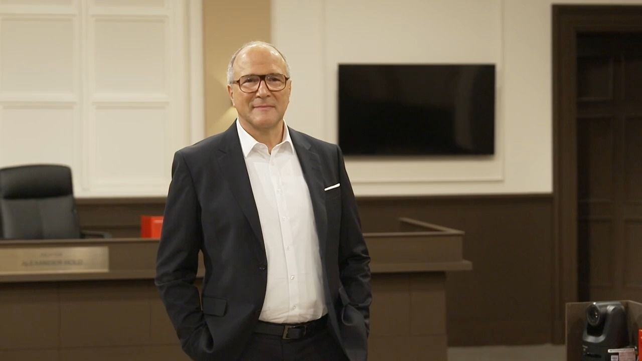 Video: TV-Richter und Politiker: Alexander Hold im Interview